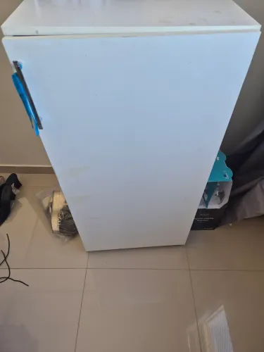 VENDE-SE SAPATEIRA USADA.