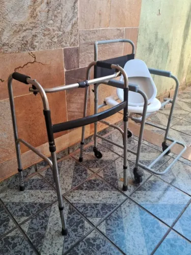 CADEIRA DE BANHO + ANDADOR