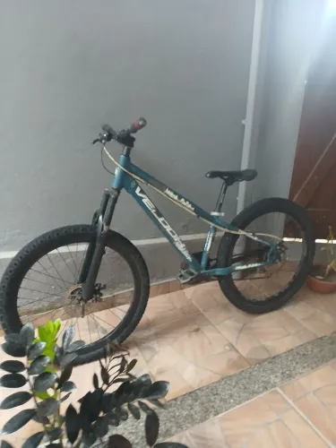 Bicleta de trilha aro 26 da velooh acompanha MT 200
