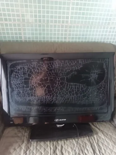 Vendo TV H-Buster de 32 polegadas com defeito na película 