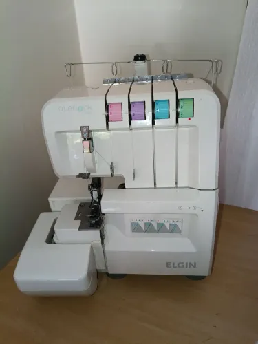 Máquina de overloque 
