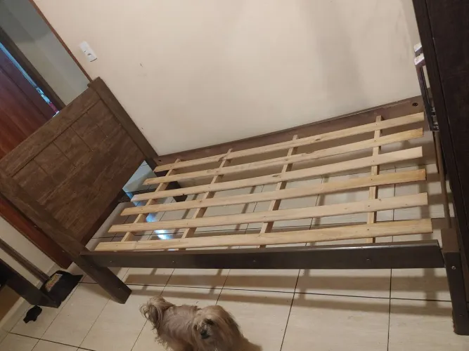 Vende-se Cama Solteiro com 2 colchões.