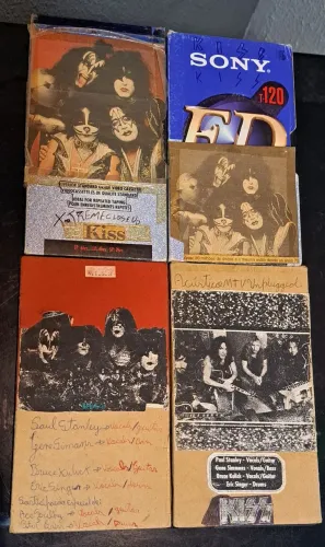 LOTE DE 4 FITAS VHS DO KISS - COLEÇÃO NOSTÁLGICA COM UNPLUGGED MTV + DOCUMENTÁRIOS