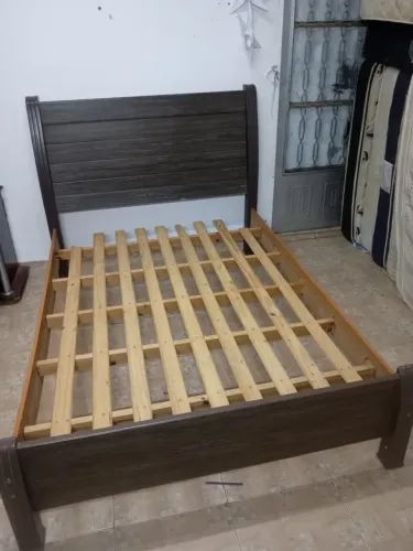 Cama de casal de madeira