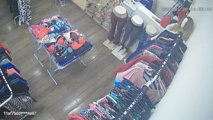 Vendo loja completa de roupas 16.900 ou troco.