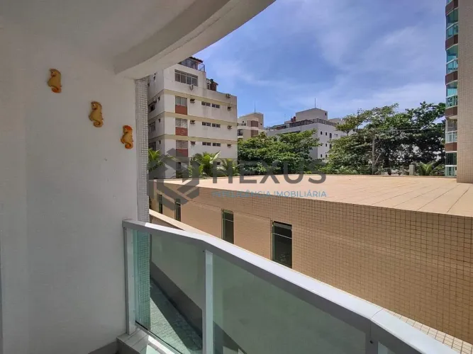 Apartamento reformado com varanda na Praia da Enseada, Guaruja