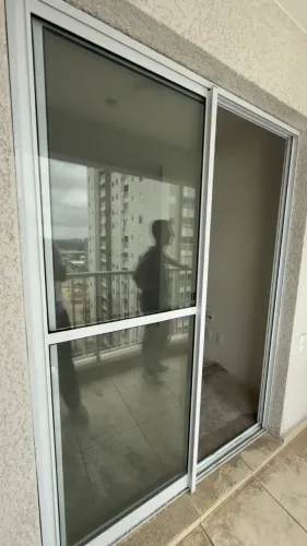 Portão balcão alumínio branco com vidro