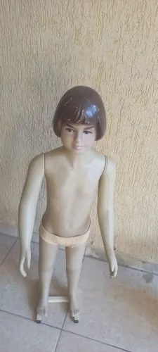 MANEQUIM PLÁSTICO INFANTIL COM PEDESTAL EM ESTADO DE ZERO 