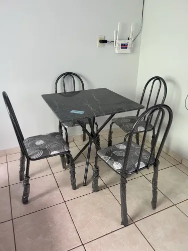 Mesa de mármore 4 cadeiras nova , entrego