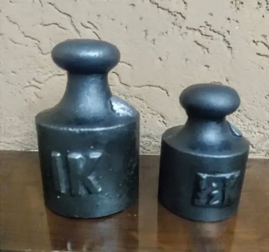 2 Antigos Pesos de 1Kg e de 1/2kg em Ferro