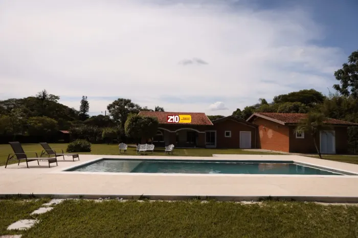 LINDA CHÁCARA TÉRREA ALTO PADRÃO COM 6 SUÍTES E COM PISCINA, EM CONDOMÍNIO - POLARIS - IND