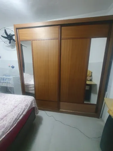 Guarda roupa grande com espelhos e portas deslizantes