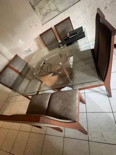 Vendo mesa de vidro 8 cadeiras 