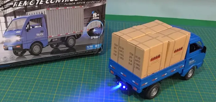 Caminhão de Controle com Efeito de Spray no escapamento e LED | Cartão e Frete Grátis