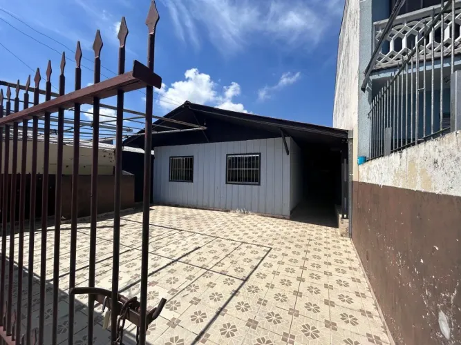Alugo casa no bairro UBERABA depois da coca 5km do jardim botânico.