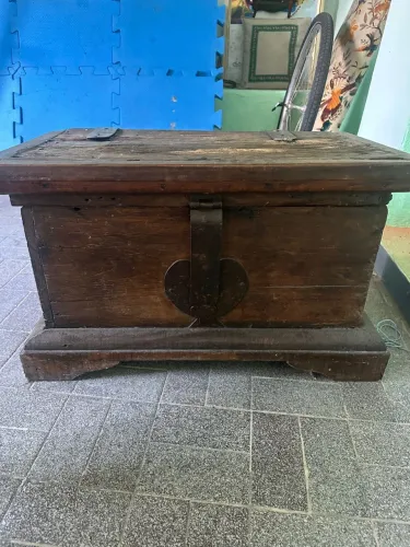 Baú vintage de madeira maciça