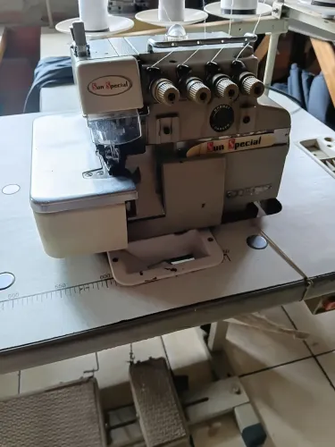 VENDO URGENTE! Máquina de Costura [MARCA/MODELO] - ÓTIMO ESTADO