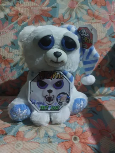 Pelucia que mexe o olho feisty 