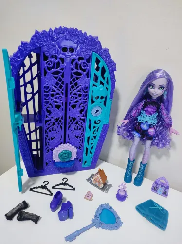 Boneca Monster High Twyla Skulltimate Secrets com Reroot Profissional