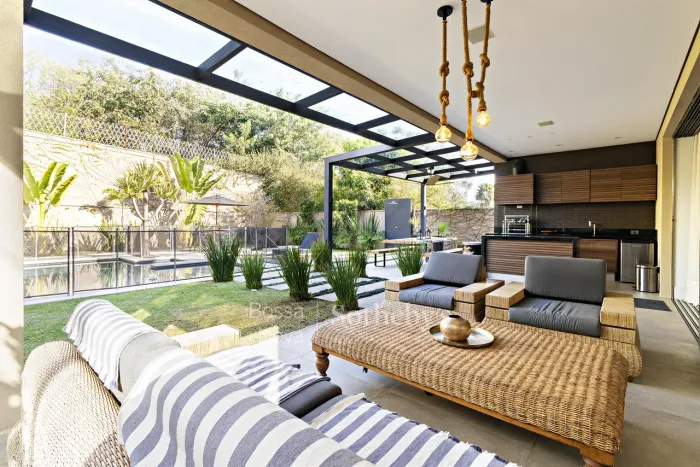 Casa moderna em condomínio com piscina e área gourmet integrados
