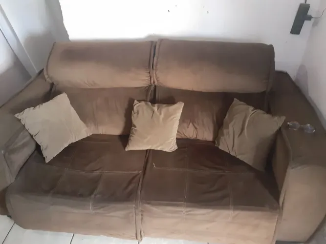Vendo este sofá retraltel e reclinável