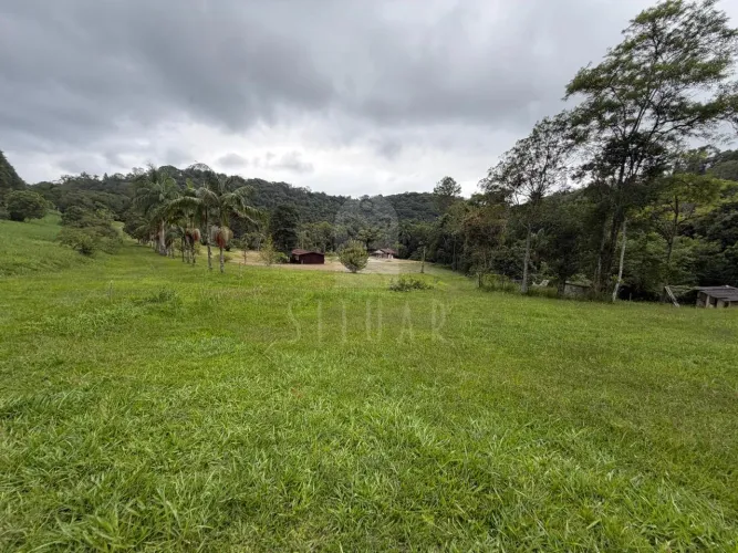 Sítio encantador com 60.000 m² e acesso à Represa