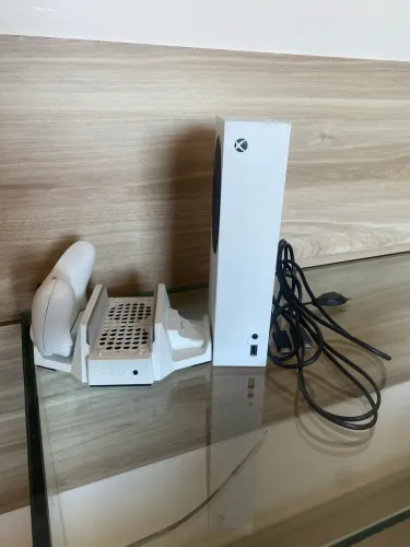 Xbox Series S Com controle Branco e Suporte de Carregamento e Resfriamento