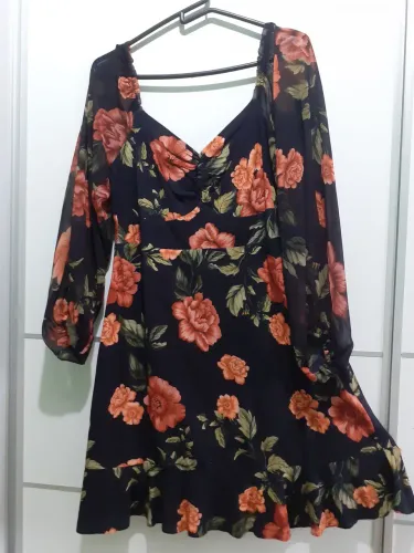 Vendo lindos vestidos de festa. 