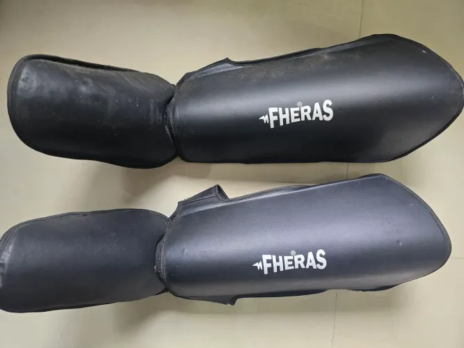 Caneleira Fheras Muay Thai Tamanho Único + Bolsa