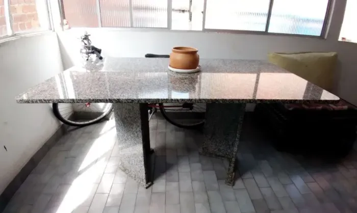 Mesa de mármore com base dos pés em mármore