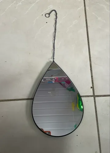 Espelho com formato de gota