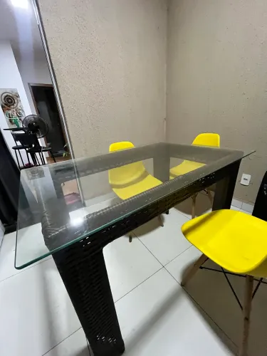 Mesa de vidro em junco