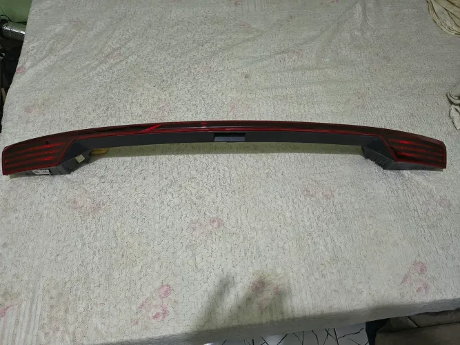 Laterna traseira central HB20 Hatch 2026 com um pequeno trinco , original de fabrica