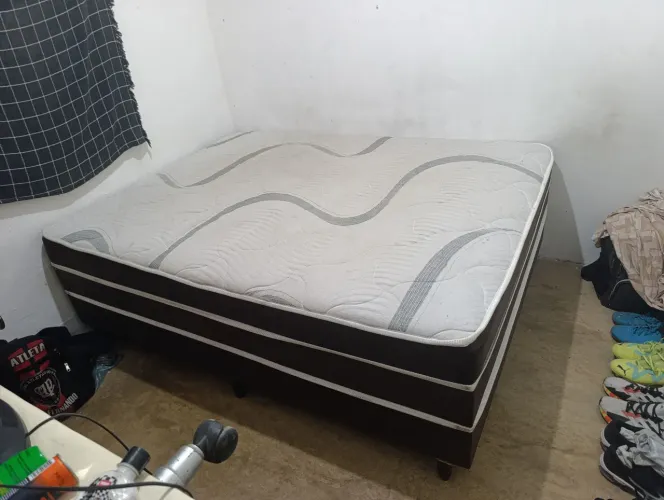 Duas camas pra vender uma de casal e a outra de solteiro e uma geladeira