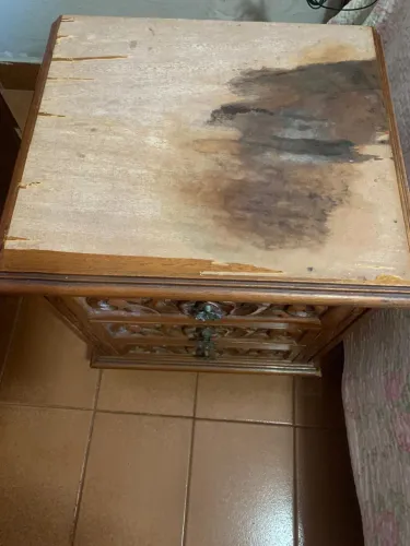 Conjunto cama de casal e 02 mesas de cabeceira com 03 gavetas em madeira