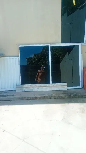 Porta e janela de vidro.