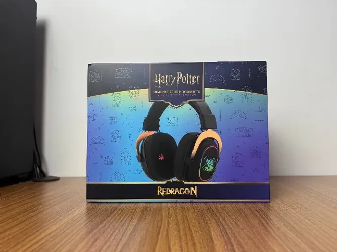 Headset Redragon Zeus Harry Potter Hogwart's RGB Special Edition Preto e Dourado + Kit Cus