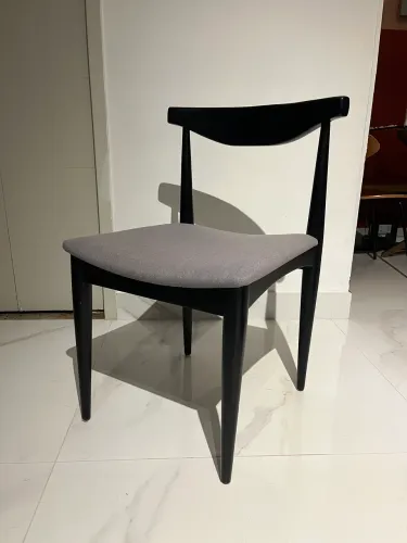 Poltrona Brass Breton cor preta estofado cinza