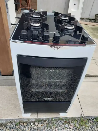 Vendo fogão Dako com mesa de vidro temperado. Marcas de ferrugem como nas fotos
