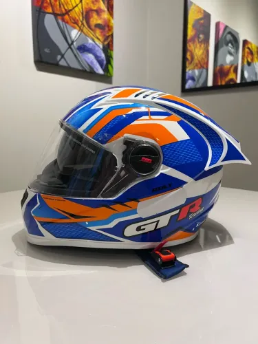 Capacete FW3 GTR Racing com óculos escuro