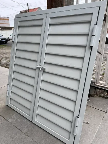Porta (com ventilacao) de aluminio com trava.