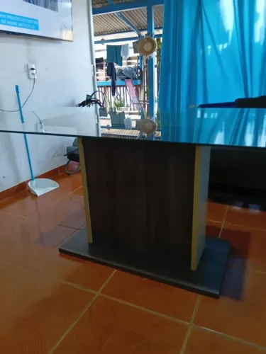 vende-se uma mesa de vidro pra 6 cadeiras obs não acompanha as cadeiras bem conservada