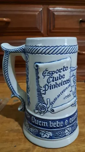 Caneca antiga de cerâmica