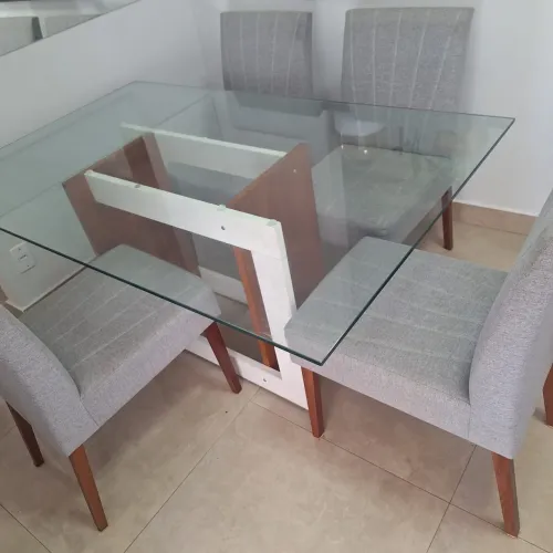 Mesa de jantar com 4 cadeiras