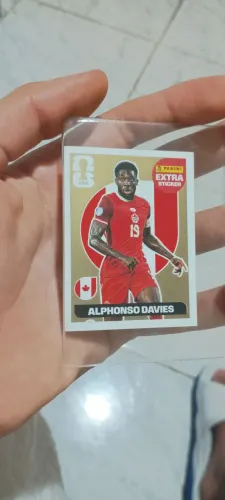 Figurinha lendária Alphonso Davies Gold nova original da Panini sem marcas de dedo