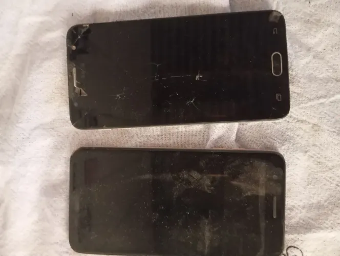 Celular LG apenas conector quebrado e J5 com tela quebrada  