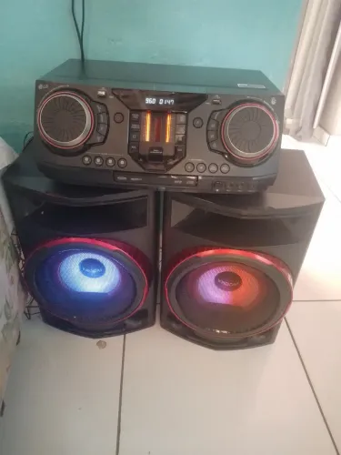 Vendo som LG semi novo 2350 pontecia funcionando perfeitamente aceito cartão