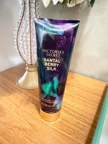 Victoria?s Secret Santa Berry Silk 236ml ? Fragrance Lotion