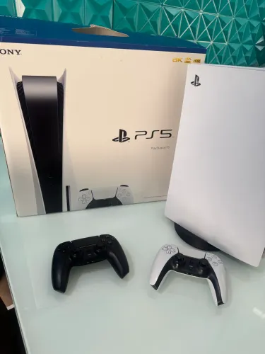 Vende-se um PS5 , mídia e física com 2 controles , tudo em estado de novo