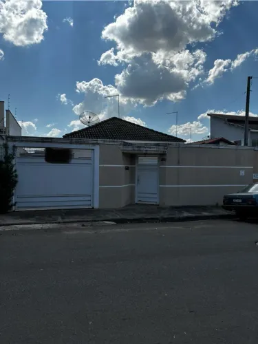 Casa à Venda - 3 Quartos, Garagem p/ 4 Carros, Varanda Grande